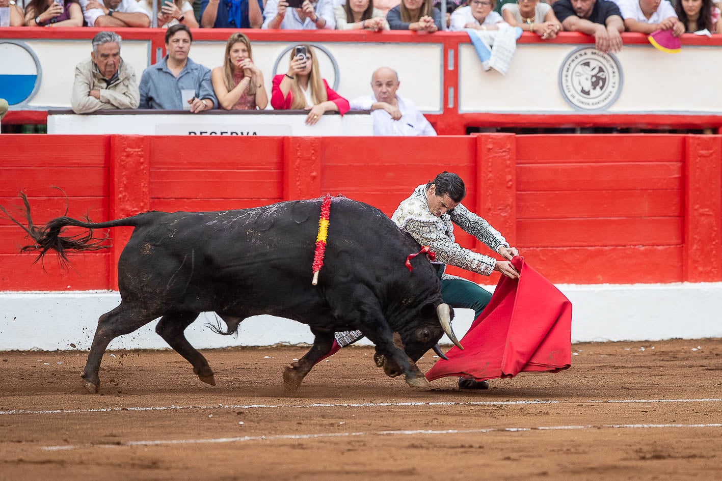 Juan Ortega inicia por bajo la faena al quinto