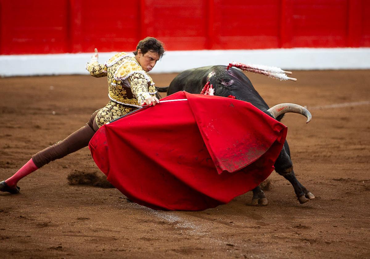 Roca Rey en la apertura de faena al sexto de la tarde