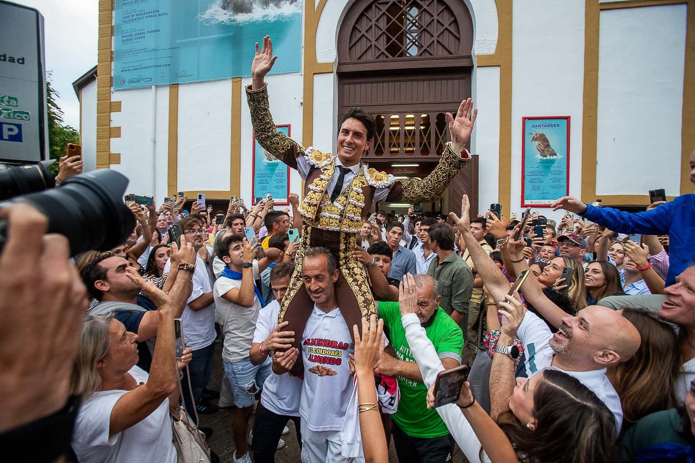 Roca Rey sale a hombros en Cuatro Caminos