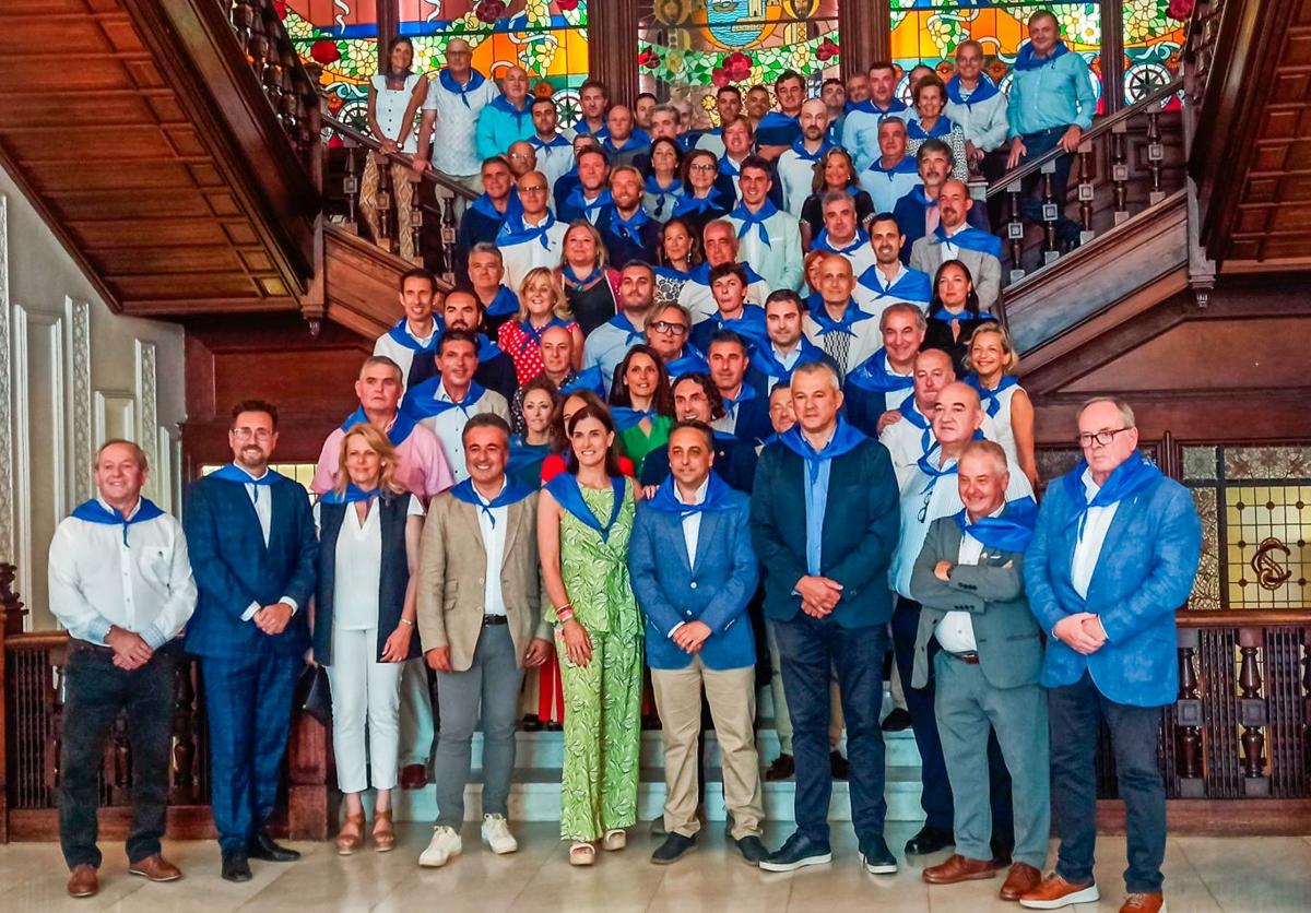 Los alcaldes se reunieron en el Gran Hotel Casino de Santander, posando en su escalinata junto a la Corporación de Santander.