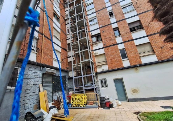 La comunidad de Pelayo 17 lleva meses con la obra del ascensor paralizada y las escaleras del edificio expuestas a la intemperie en Avilés