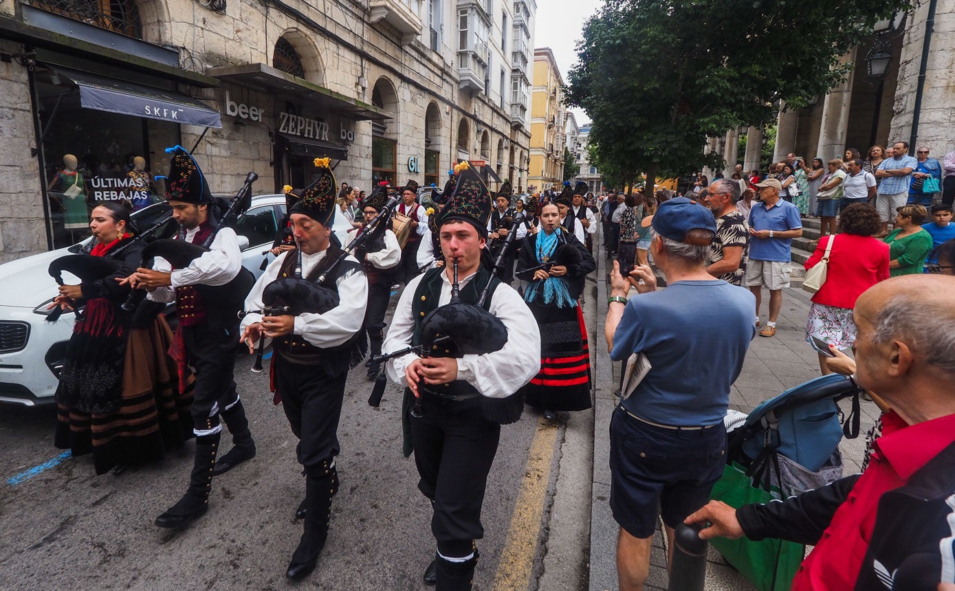 El recorrido de la Procesión de Santiago, desde el Centro Gallego hasta la calle Santa Lucía, donde se ha celebrado la misa y ofrenda al patrón