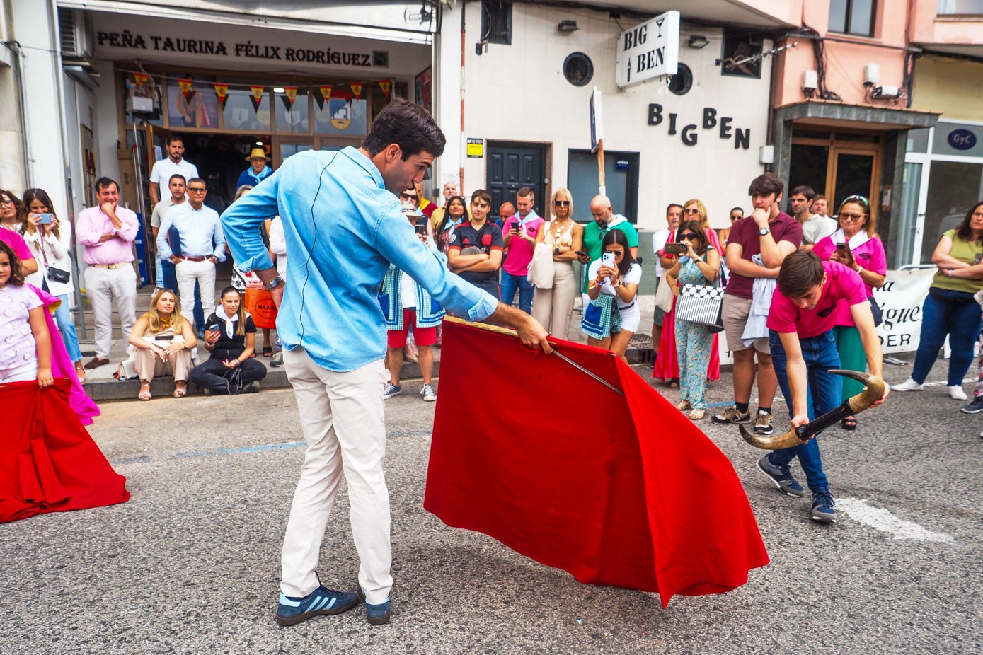 Tomás Rufo, durante su clase de toreo de salón en la fiesta solidaria en beneficio de la Escuela Taurina de Santande