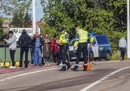 Dos agentes hacen mediciones en el lugar del accidente.