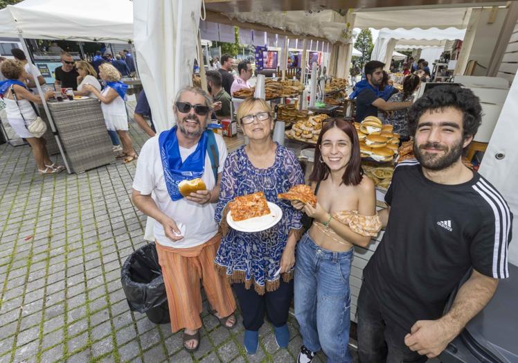 Viandantes disfrutando de los pinchos en una caseta.