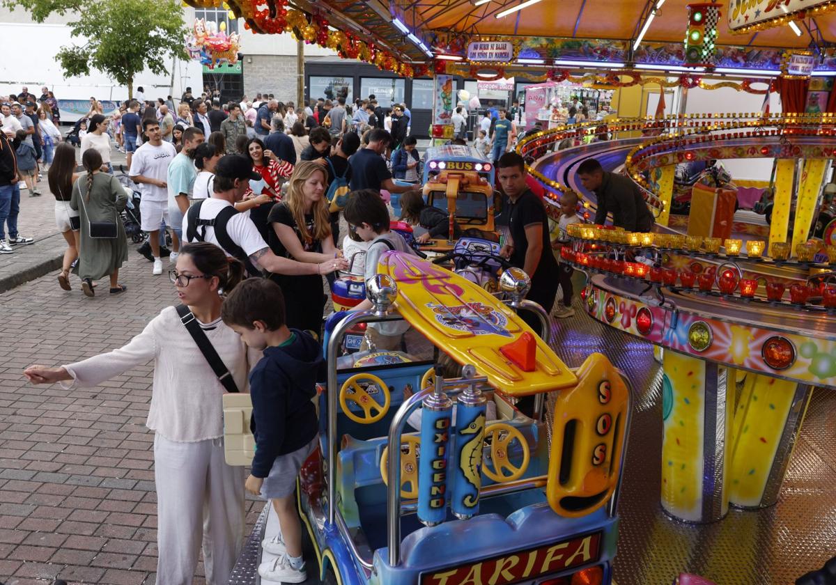 Los más pequeños disfrutan de las atracciones de las ferias en el recinto ubicado en el aparcamiento de los Campos de Sport de El Sardinero.