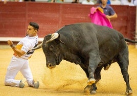 Jonathan Estébanez, 'Peta', durante un quiebro de rodillas en la plaza de Burgos.