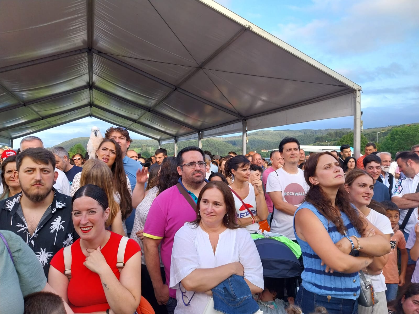 Entre el público, tal y como se observa a un hombre al fondo de la imagen, hubo quien se trajo hasta un loro para ver el espectáculo