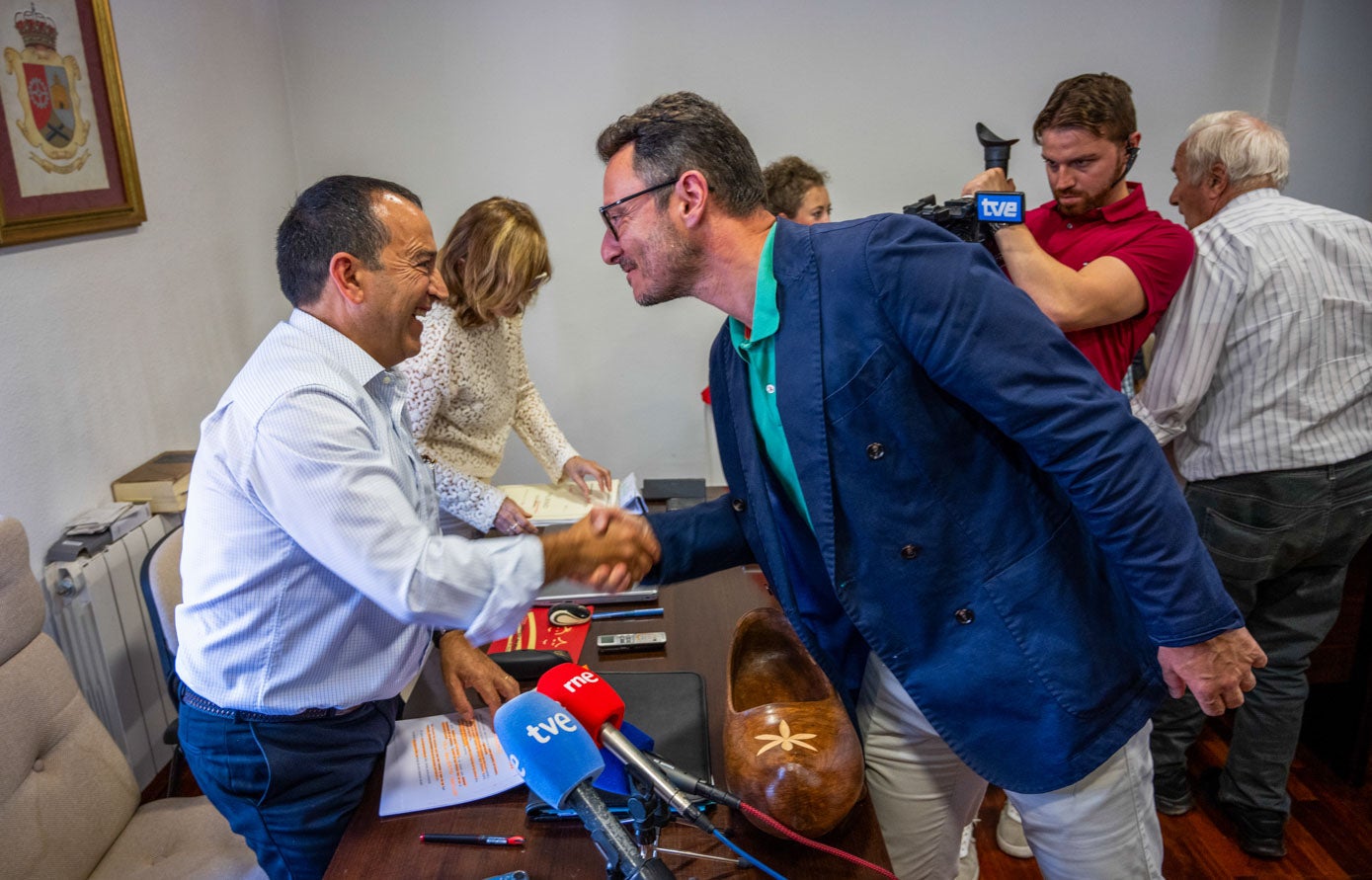 Alejandro Liz, de la dirección del PP, felicitando a Joaquín Villegas.