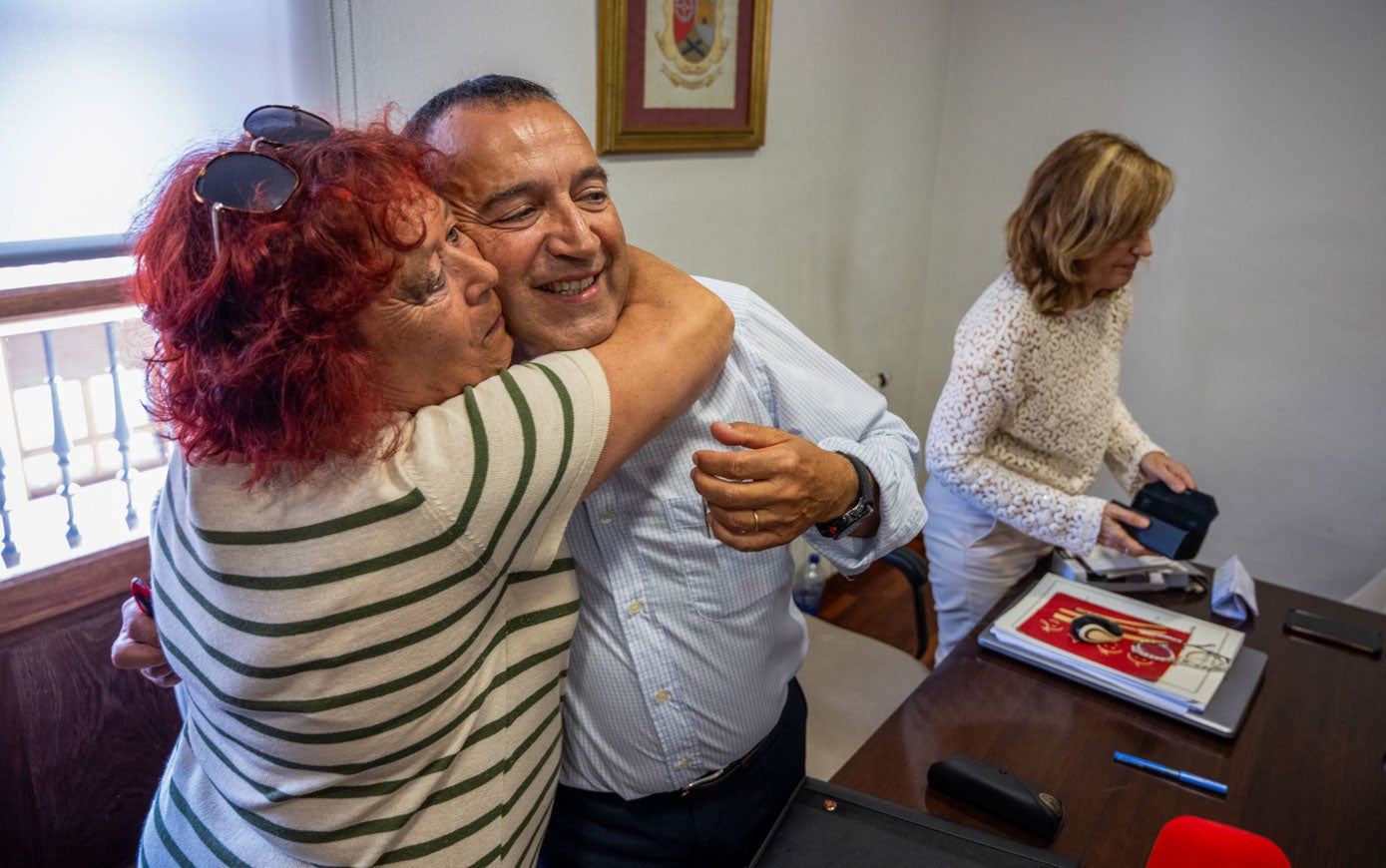 Primeras felicitaciones para el alcalde popular.