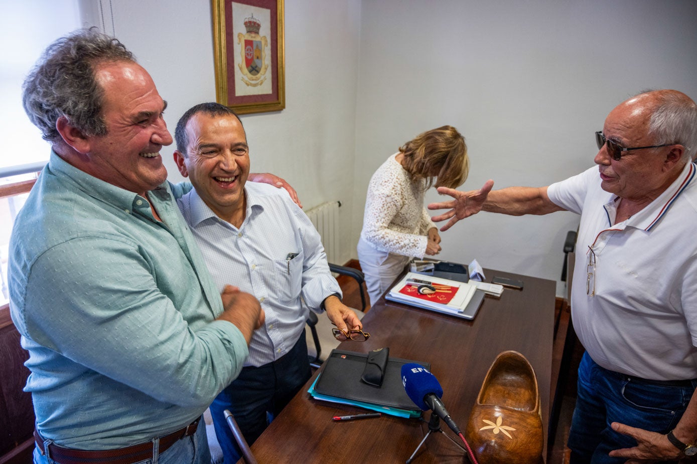 Primeras sonrisas entre el nuevo alcalde y el concejal socialista Fidel Gómez, frente a un antiguo edil 