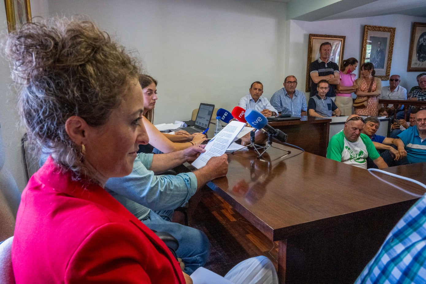 Verónica Mantecón con los dos diputados del PRC, Viaña y Blanco, al fondo.