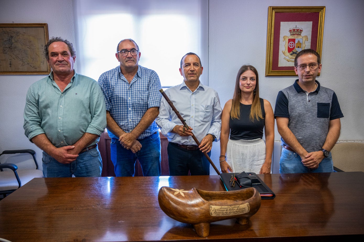 Nuevo equipo de gobierno con Villegas y la socialista Nerea Simón en el centro.