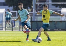 Aldasoro, a la derecha, y Unai Vencedor durante un entrenamiento con el Racing.