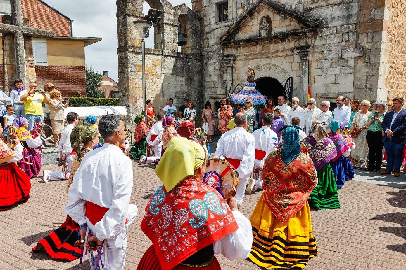 Los trajes tradicionales de hombres y mujeres han vuelto a dominar la comitiva por la plaza.