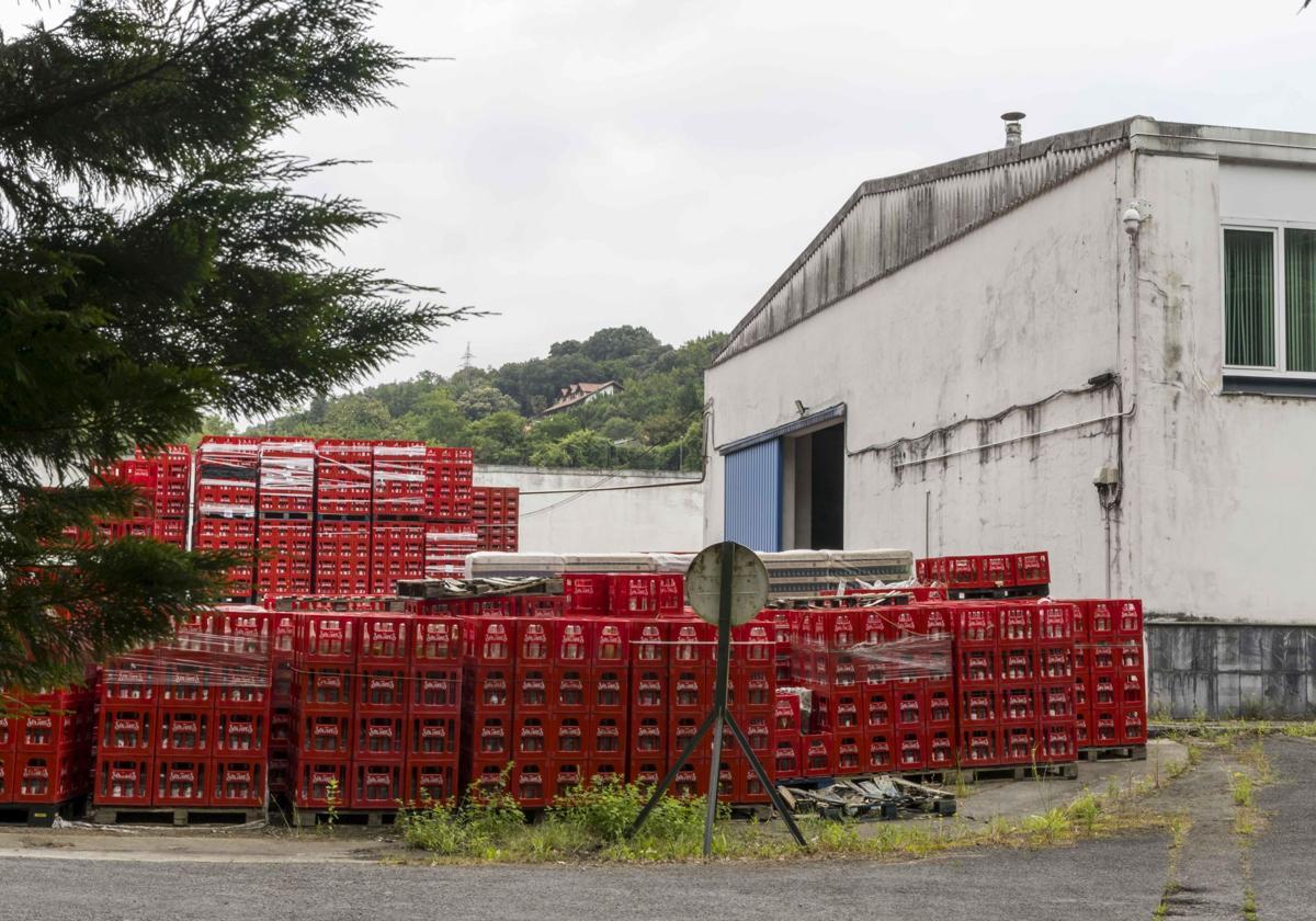 Imagen de las cajas repletas de Agua de Solares en las inmediaciones de la embotelladora.