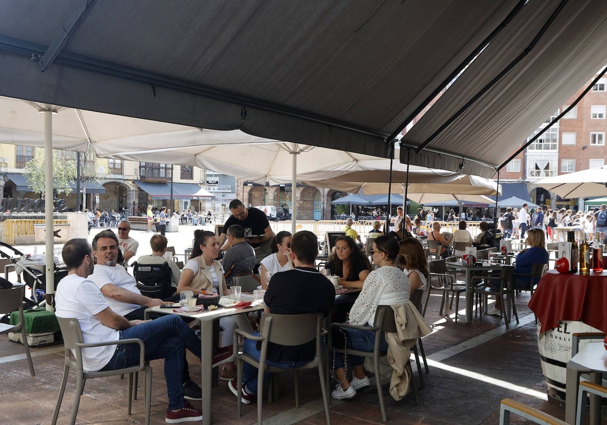 Un camarero atiende una terraza de Torrelavega.