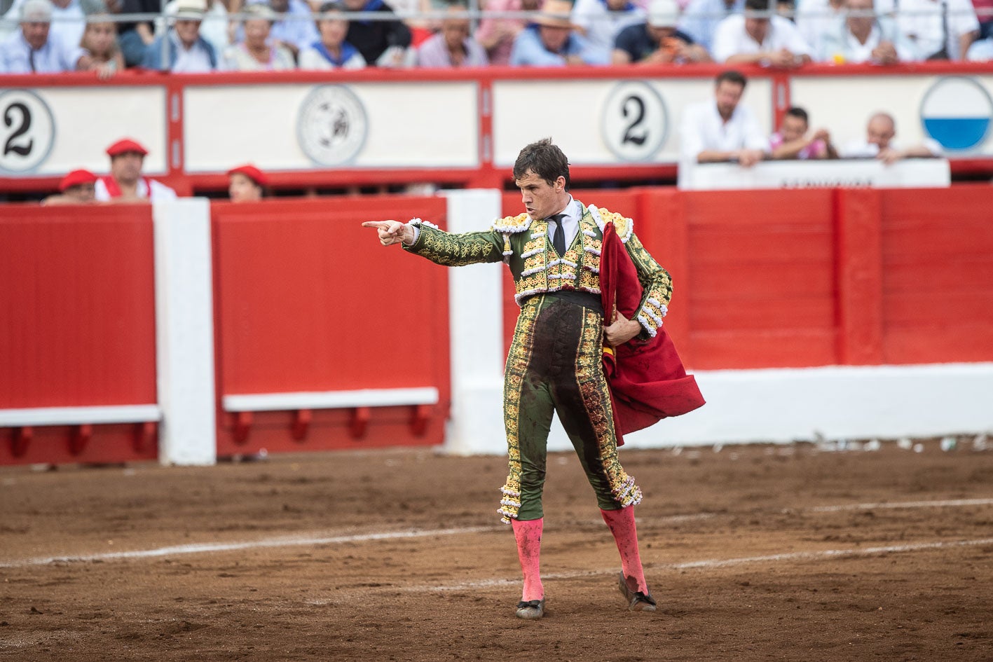 Daniel Luque señala a uno de sus toros