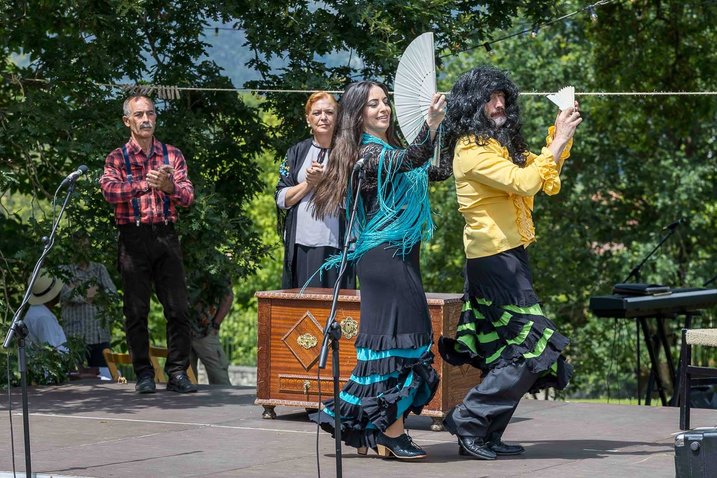 El director de las escenas teatralizadas, Fernando Rebanal, a la derecha, durante una de las representaciones.