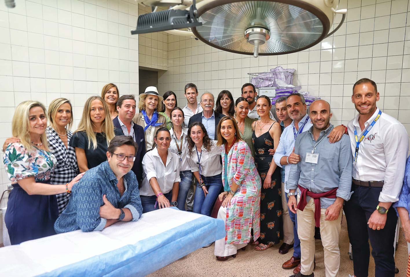 La infanta Elena con el equipo médico de la plaza, liderado por el doctor Daniel Casanova, y miembros de la empresa Lances del Futuro, entre ellos José María Garzón. 