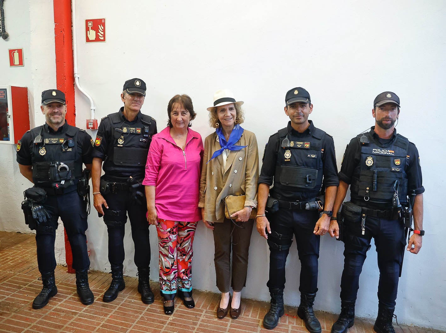 La infanta con la comisaria Carolina Chaves y varios agentes de la Policía Nacional. 