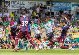 Jeremy trata de marcharse de tres rivales del Eibar ayer en Sarón