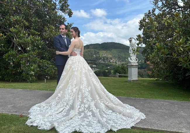 Pareja de novios que protagonizó la anécdota del día al aparecer en medio de la celebración en la finca para hacerse las fotos de boda.