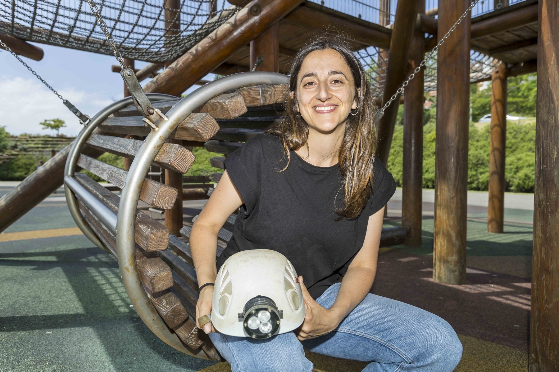 Lucía Agudo posa en el parque de Las Llamas con el casco con el que siempre desciende a las entrañas de las montañas cántabras.