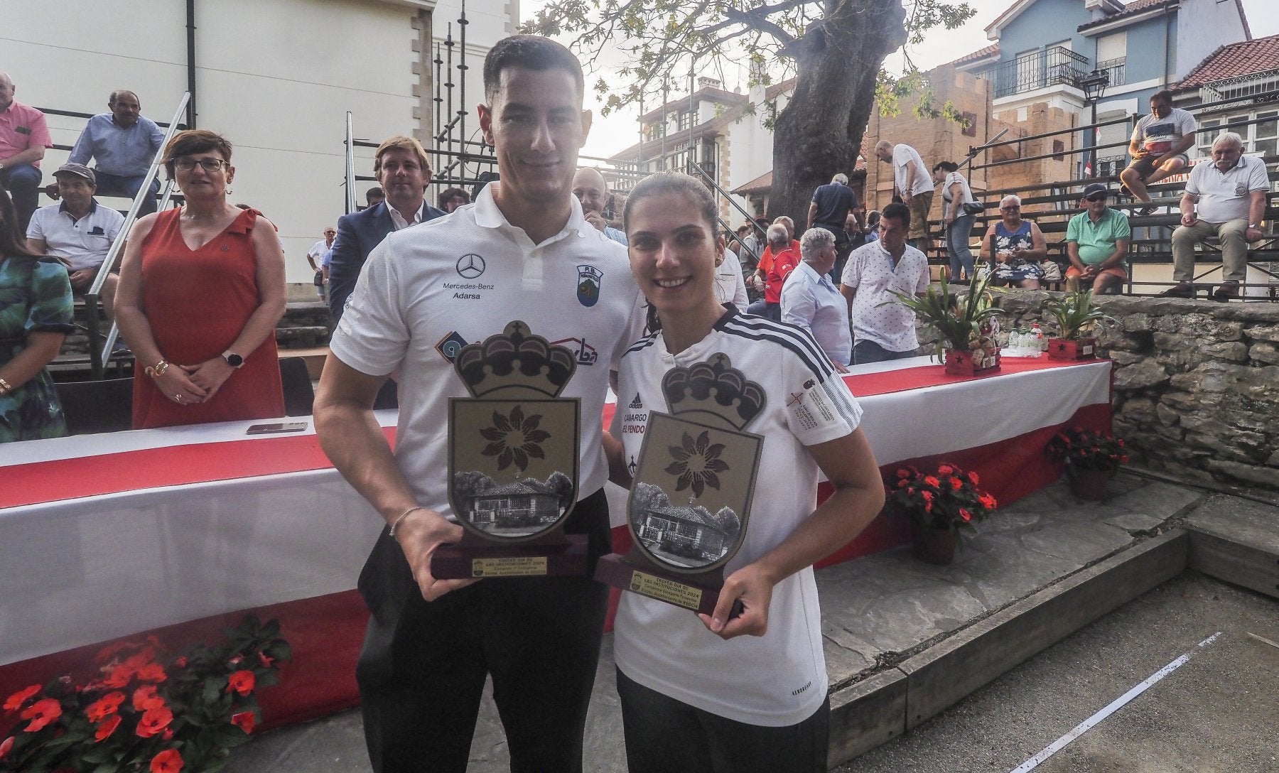 Víctor González y Marta Castillo, tras ganar el Torneo de las Instituciones en Puente San Miguel.