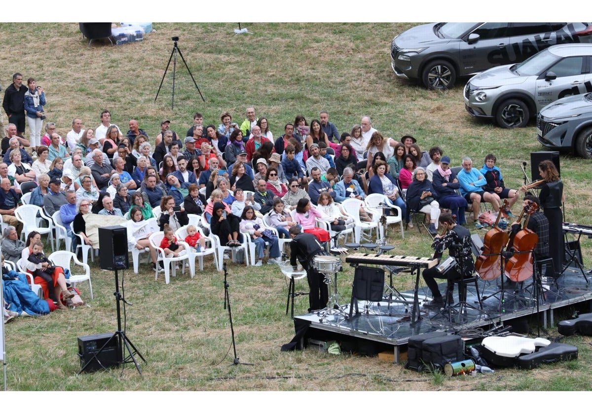 Imagen principal - Varios momentos del concierto ofrecido por los músicos de Suakai