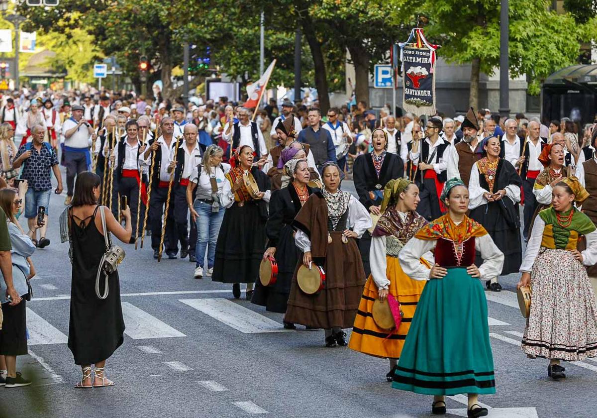 Más de 500 folcloristas participa en el Pasacalles Cántabro de Santander con motivo del Día de las Instituciones