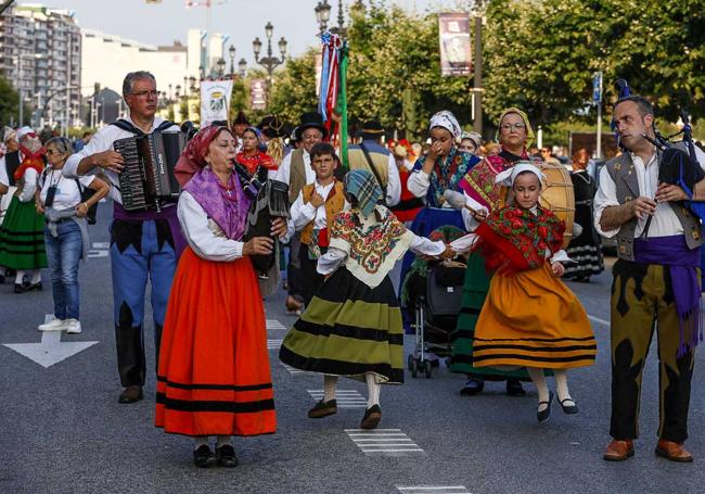 Una de las agrupaciones del desfile cántabro por el Día de las Instituciones a su paso por el Paseo de Pereda