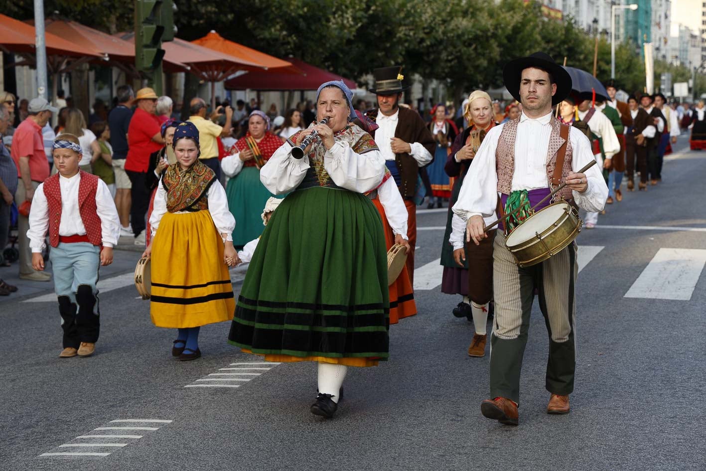 Durante el recorrido, las agrupaciones hicieron varias paradas para actuar. 