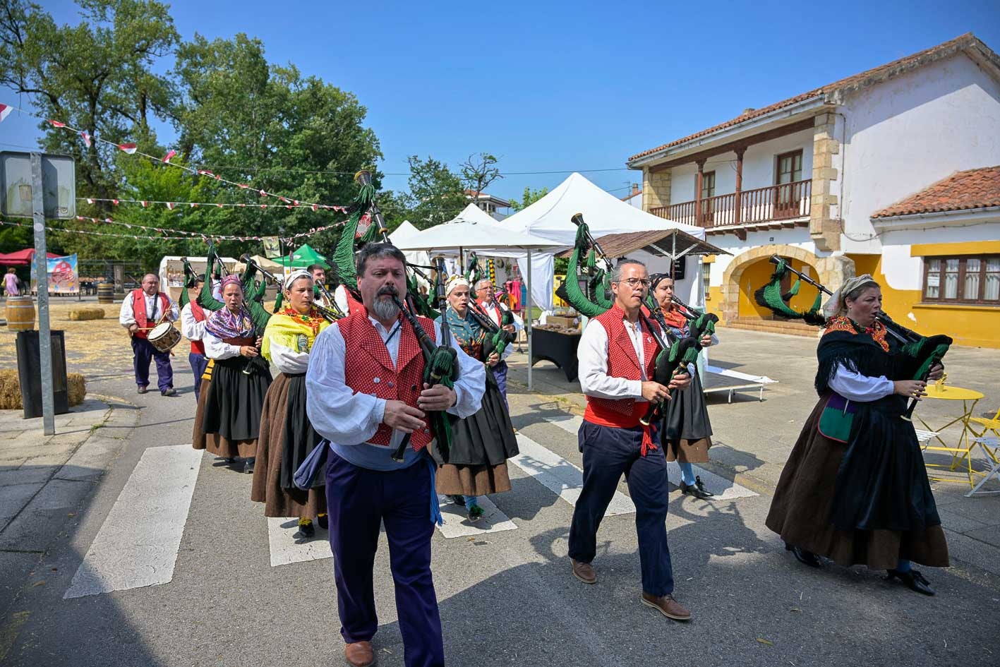 La música tradional es un elemento clave en esta jornada.La Banda de Gaitas La Montaña interpretó la canción 'Viva la Montaña'