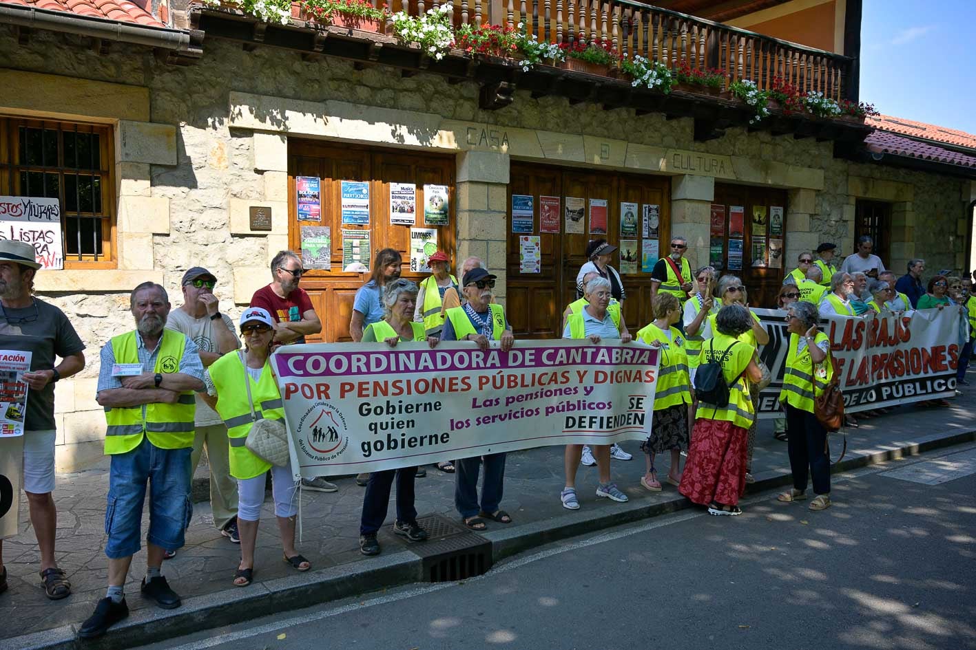 Hasta tres protestas se juntaron hoy en Reocín, una de ellas la de la Coordinadora de Pensionistas