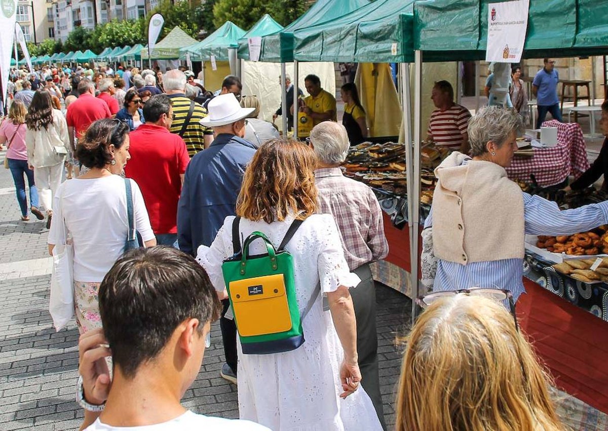 Imagen secundaria 1 - Los peñistas de San Mateo, charanga y visitantes en el mercado instalado en Reinosa.