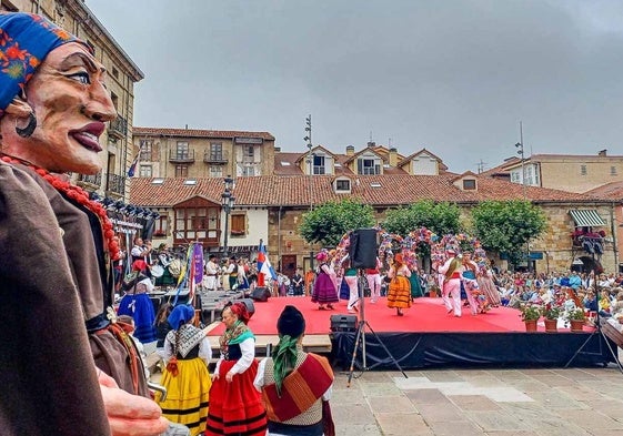 Actuación folclórica en la Plaza de España de Reinosa ante el abundante público que se congregó.