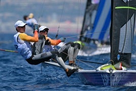 Florian Trittel, en primer término, y Diego Botín en una de las regatas de la jornada en la clase 49er en Marsella.