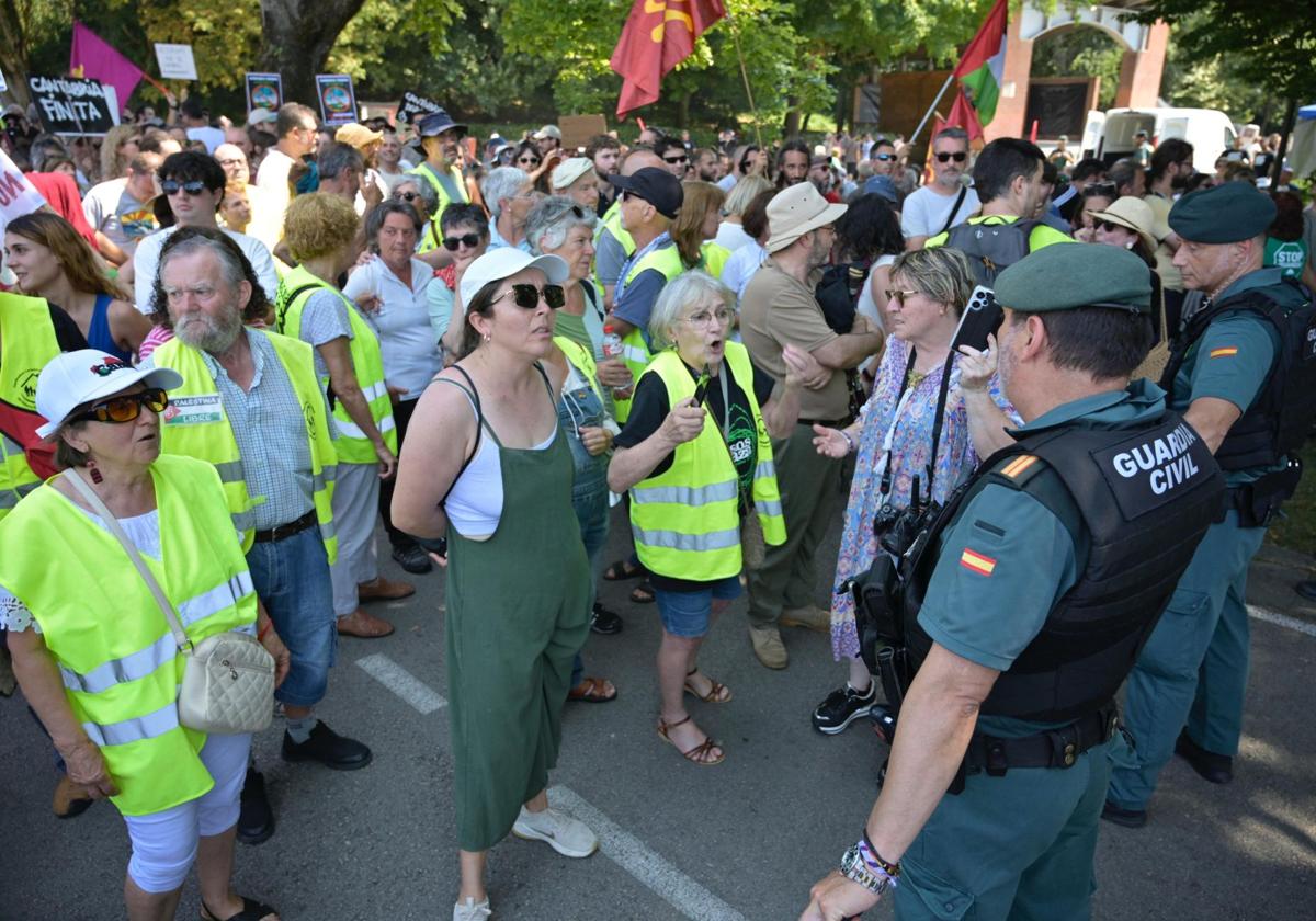 Integrantes del grupo que se ha manifestado en Reocín contra el actual modelo turístico.