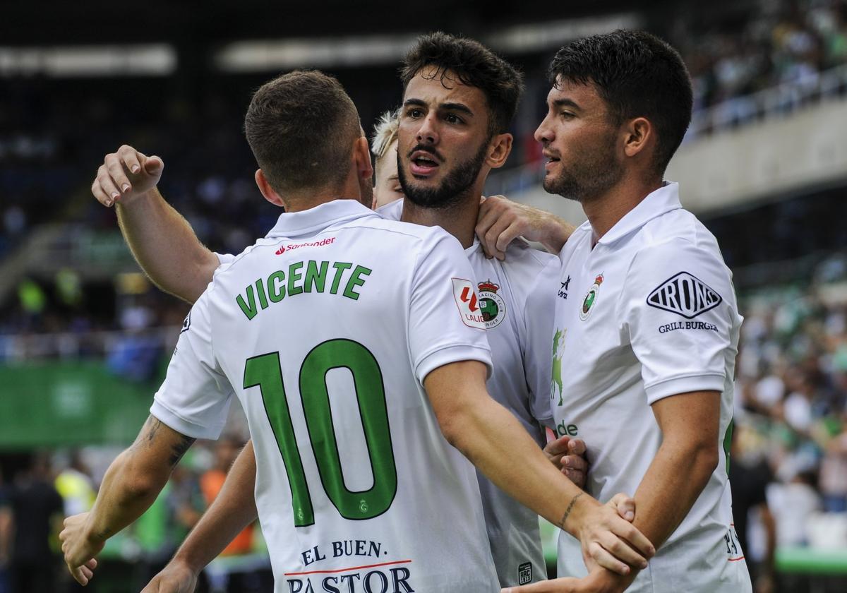 Andrés Martín, en el centro, celebra con Íñigo Vicente, de espaldas, y Aldasoro, el gol que marcó ante el Amorebieta la pasada campaña.