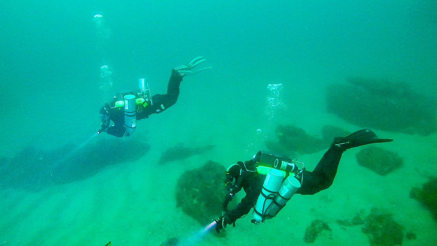 Bajo el mar, a 100 metros de profundidad, la oscuridad es absoluta y el silencio sobrecoge