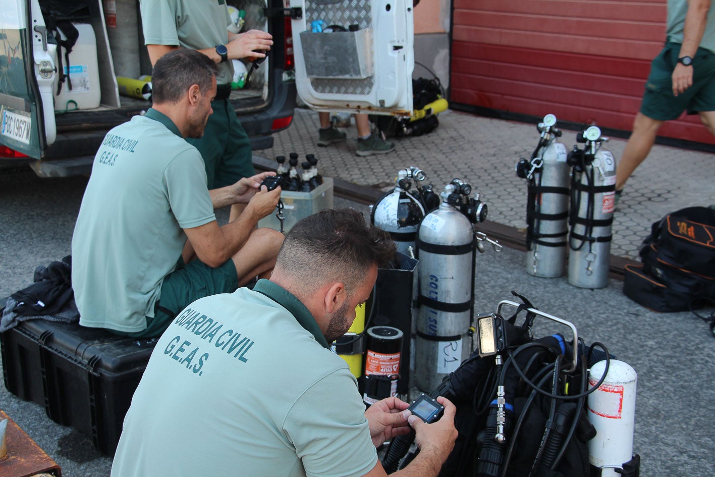 Los buzos ponen a punto el equipamiento