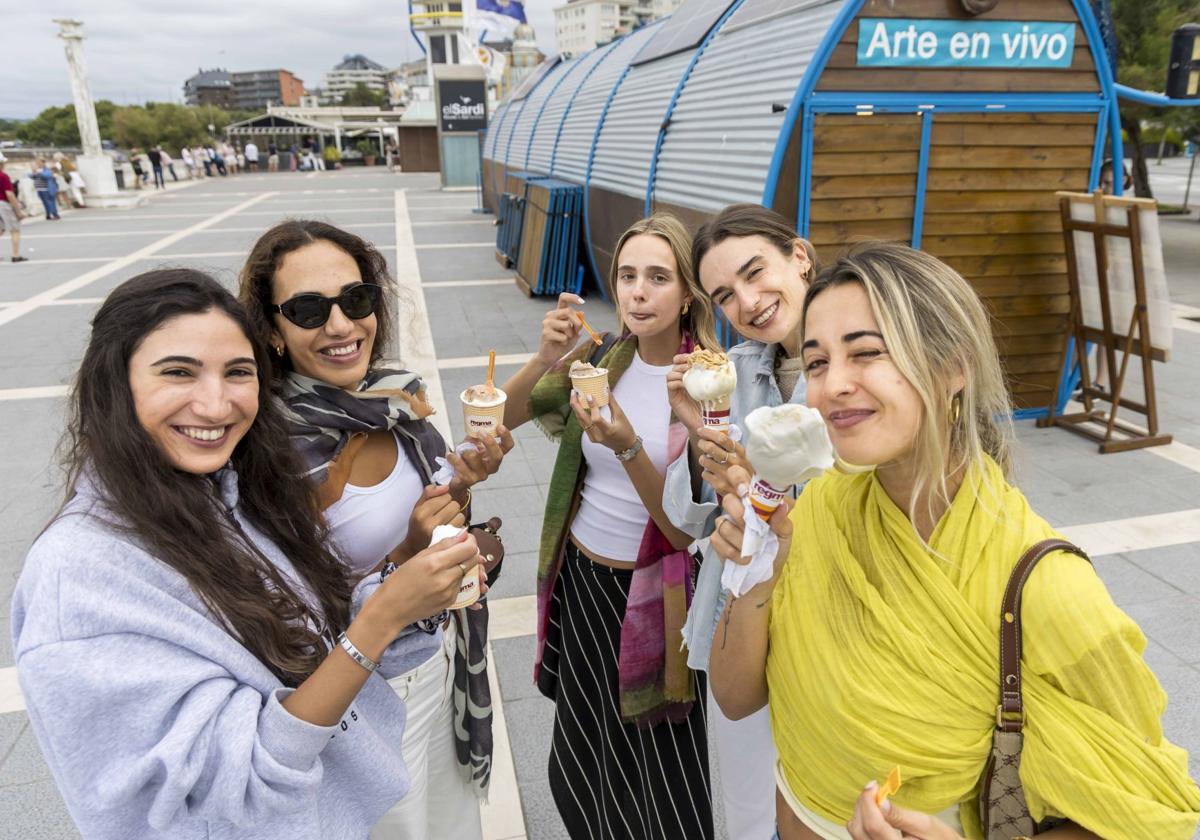 Aunque lo más clásico es el cucurucho, cada vez hay más personas que prefieren el helado en tarrina por su comodidad.