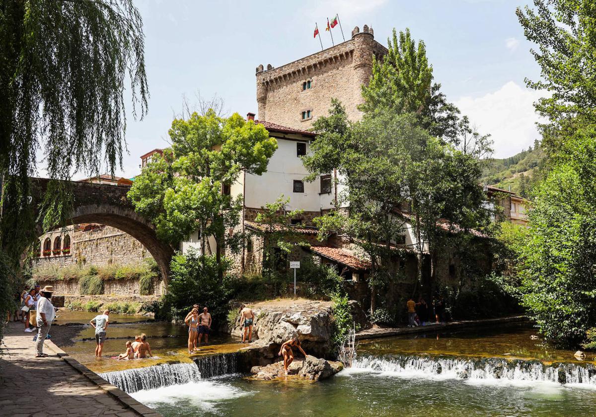 Un grupo de bañistas se refresca en el punto donde se unen los ríos Quiviesa y Deva, a su paso por Potes