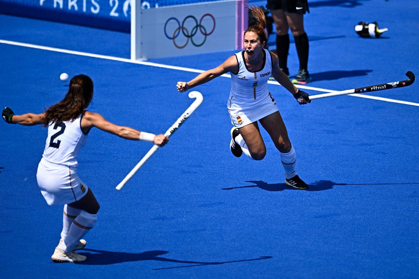 Begoña García (derecha) y Laura Barrios celebran el tanto de España en el partido.