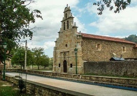 La iglesia del Carmen, del siglo XVIII, se asienta junto al parque de robles y frente a la bolera municipal