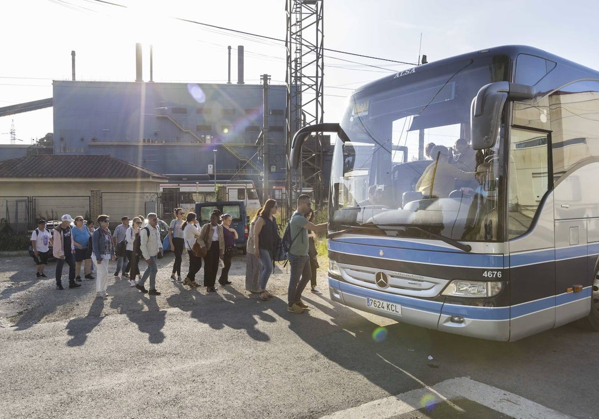 Los viajeros, resignados, se disponen a seguir su trayecto en autobús, durante los cortes del pasado año.