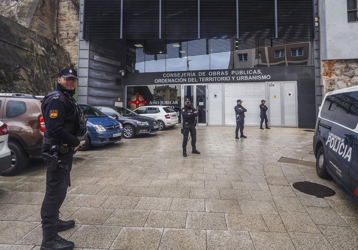 Agentes de la Policía Nacional durante el registro en la Consejería de Obras Públicas realizado en febrero de 2023.