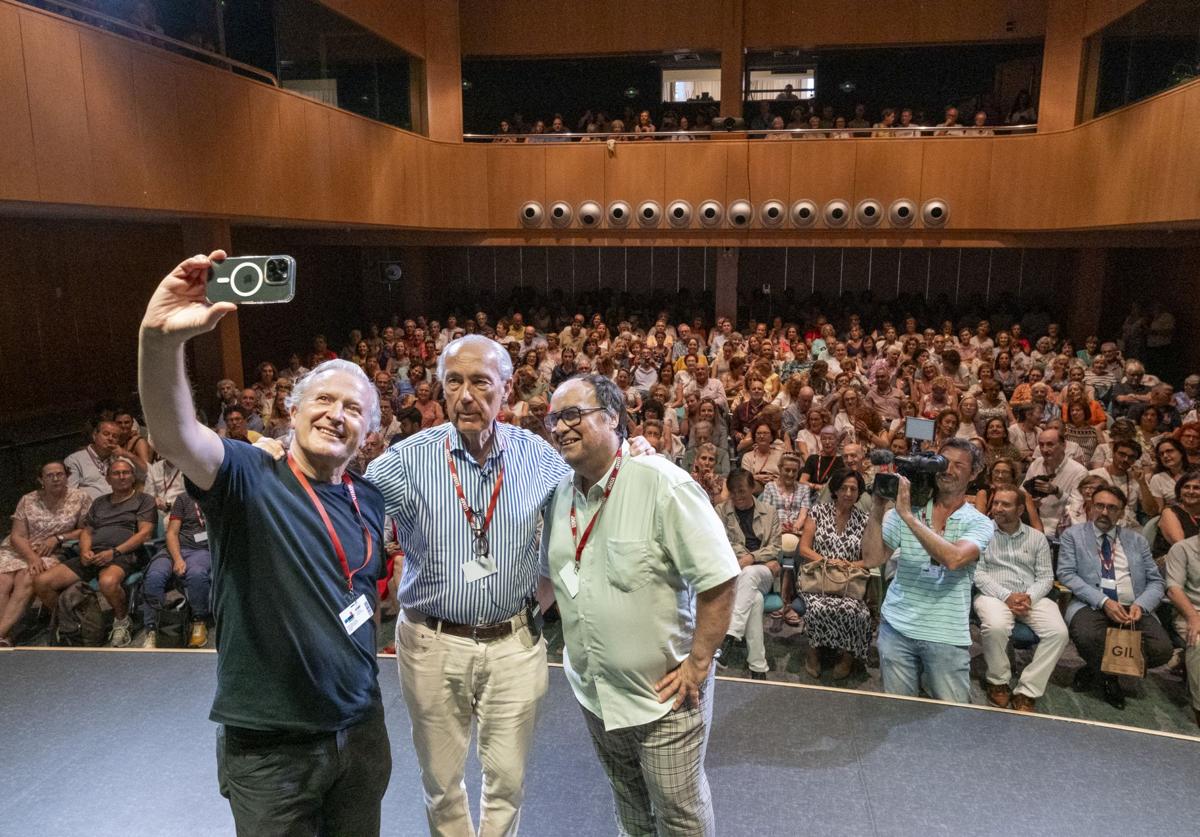 Emilio del Río disparando un selfie con Luis Alberto De Cuenca y Regino Mateo ante un Paraninfo repleto para la ocasión.