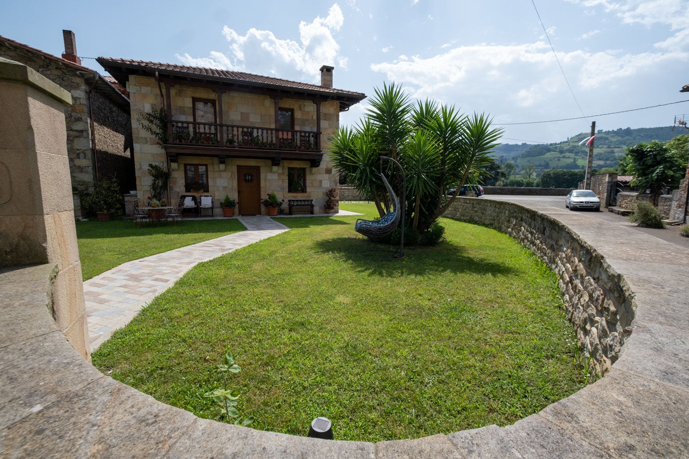 Una construcción antigua con su jardín correspondiente.